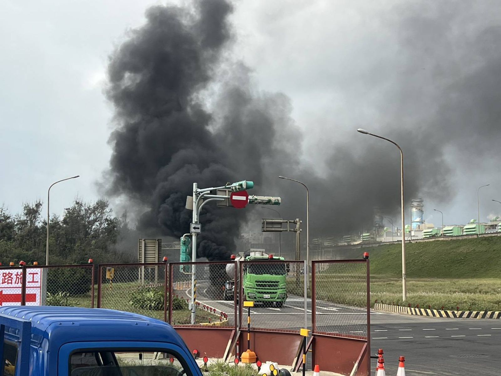 化學槽車後輪起火，場面十分驚人。翻攝畫面