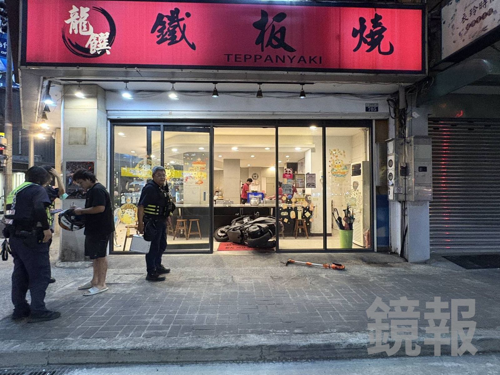 機車騎士失控撞進鐵板燒大門，警方到場調查原因。圖／民眾提供