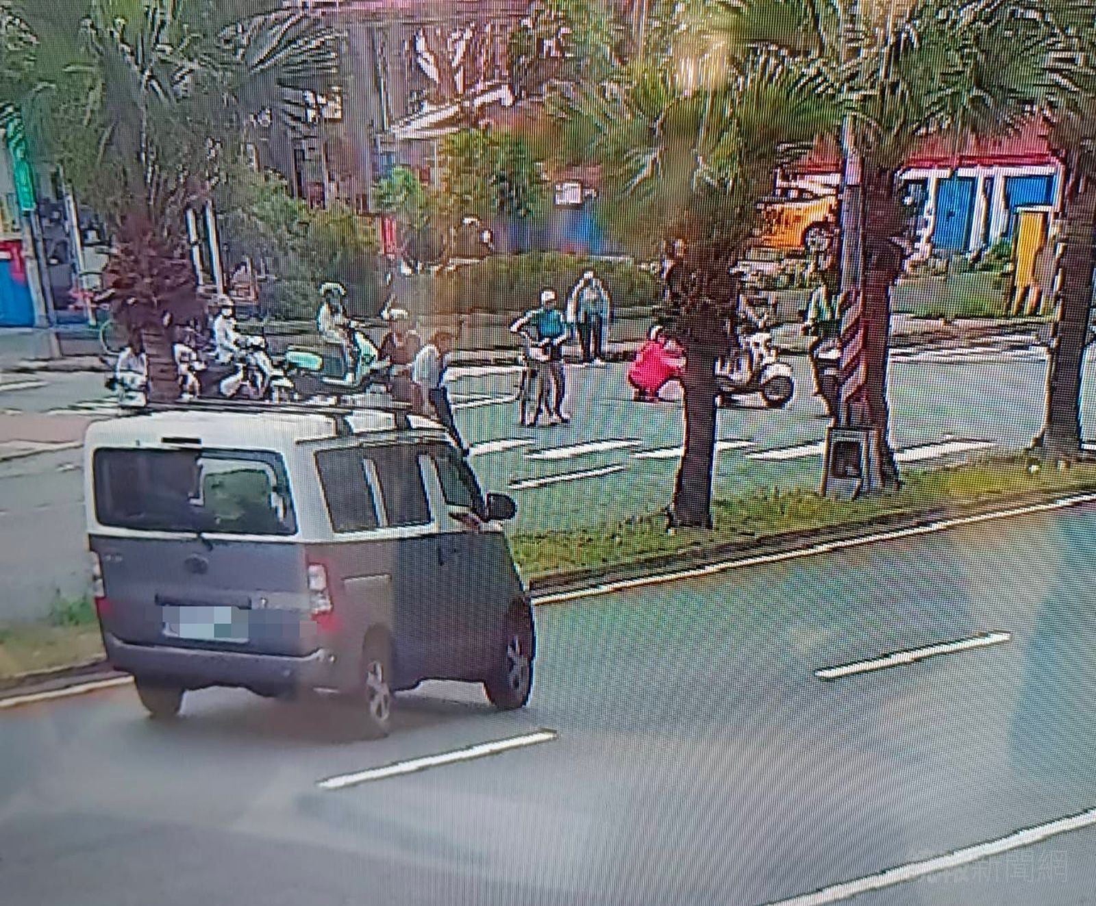 有片／高雄前鎮路口下起「鈔票雨」？熱心民眾車陣撿錢險象環生