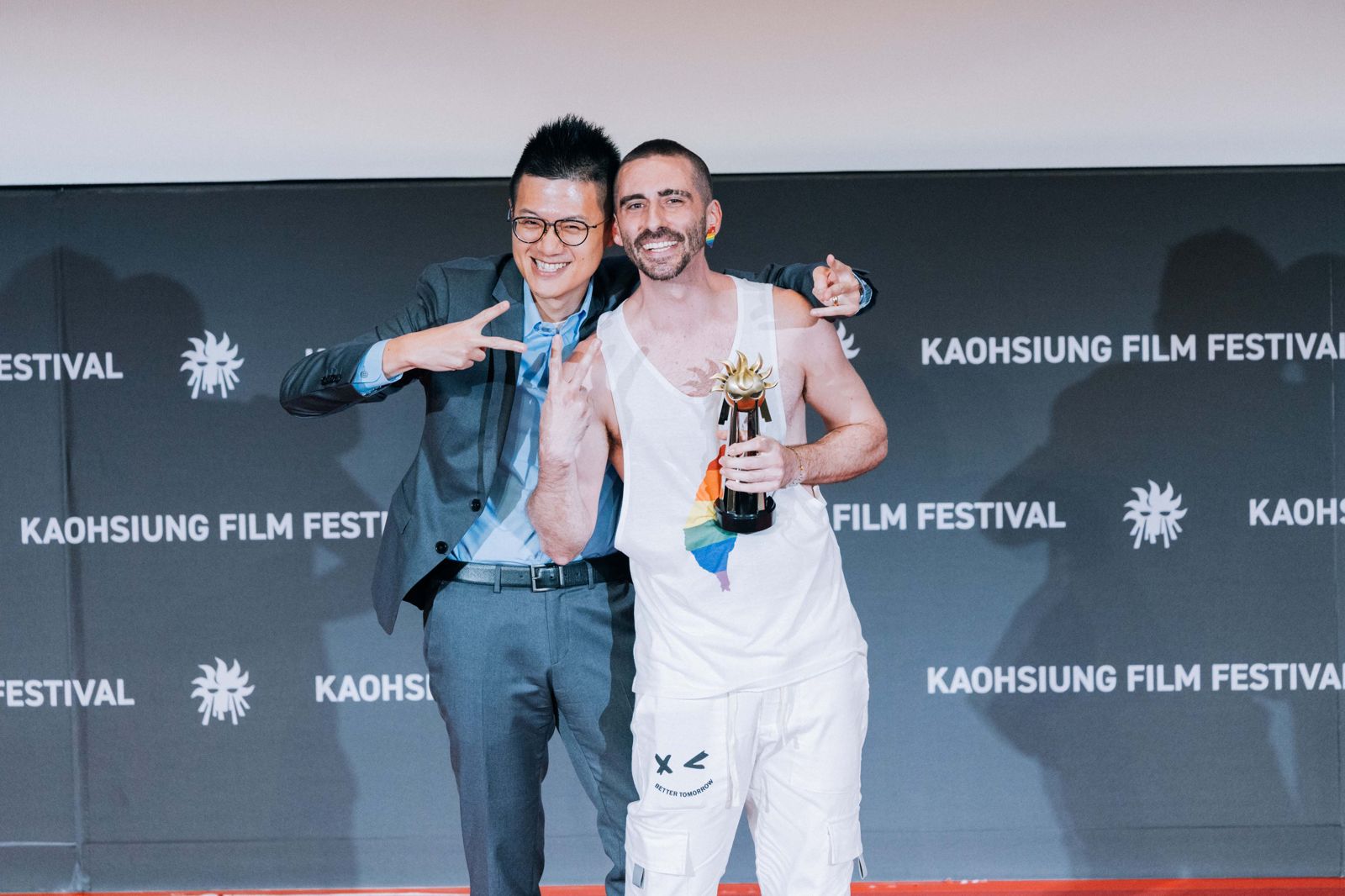 《駭客搞五人》獲XR沉浸體驗獎，XR決選評審鄭心（左）頒獎給技術總監克里斯多福戴維斯。高雄電影節提供