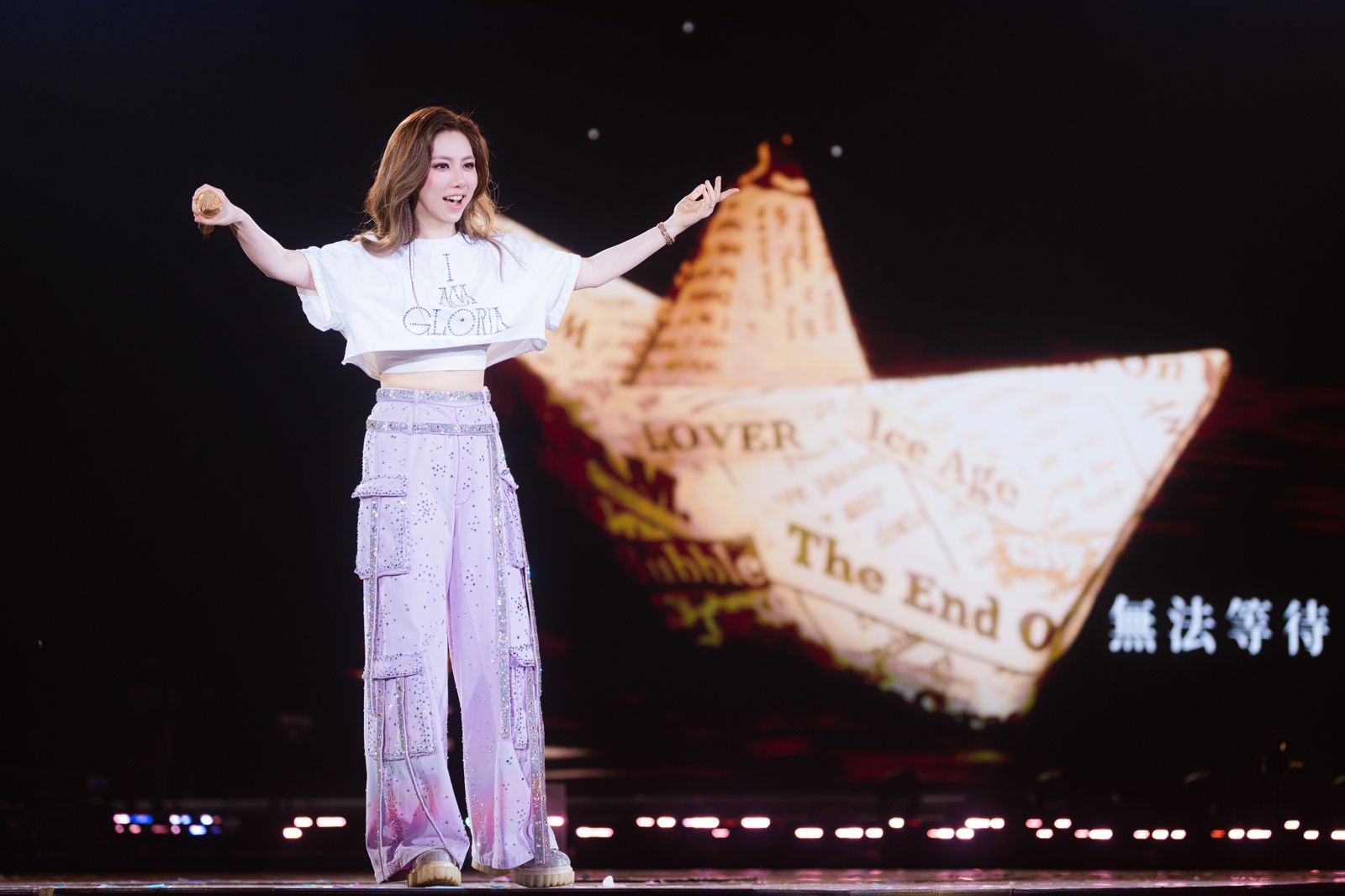 直擊／鄧紫棋第二天開唱懊悔大巨蛋飆台語狂凸槌　　起底「老師身分」竟是超偶女星張芸京