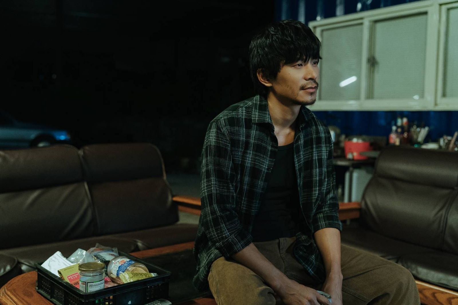 姚淳耀在《成名在望》飾演從科技新貴跌落至汽車保養廠的落魄維修工。瀚草影視提供