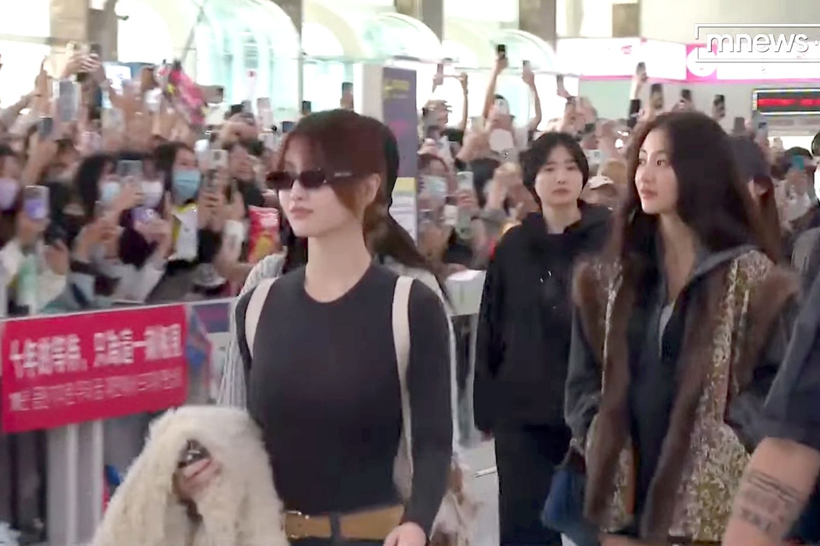 粉絲在機場拉起紅布條接機。翻攝《鏡新聞》