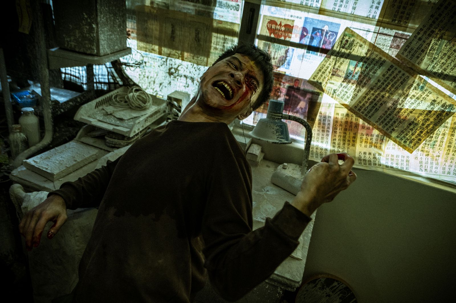 李冠毅形容這場戲要想像被無形之物操控，很像在跟一個看不見的東西跳舞互動。天予電影提供