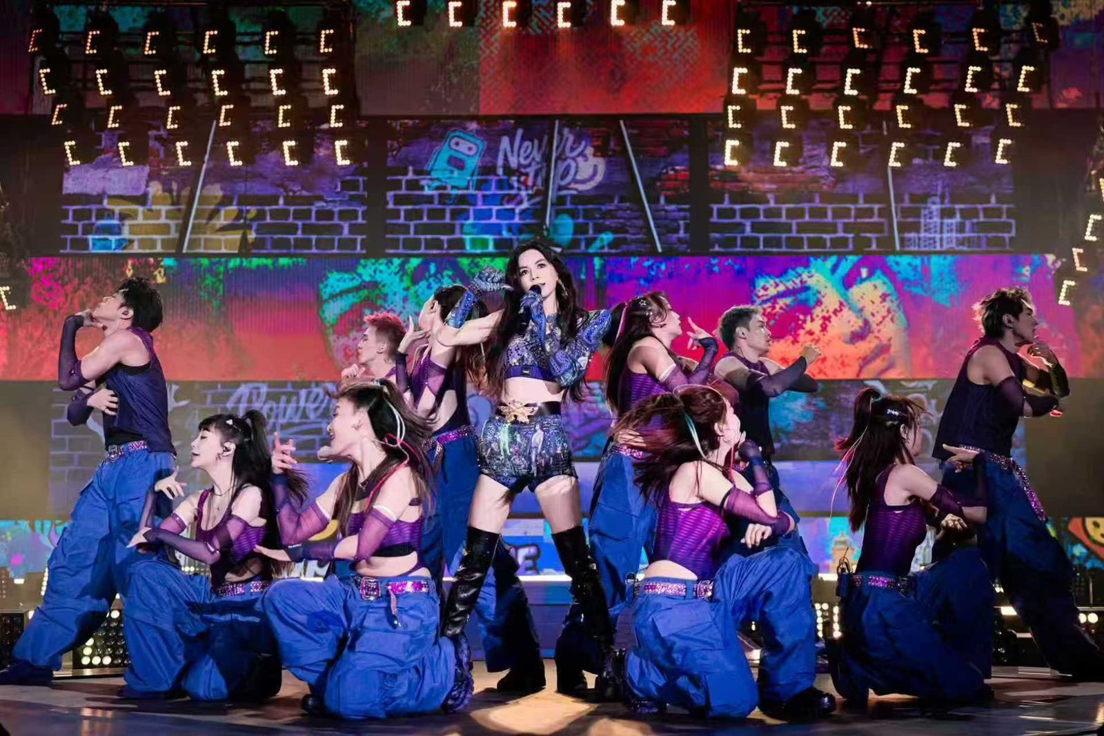 Ella為「人生第一次」淚灑舞台！重金打造15公斤戰甲震撼全場