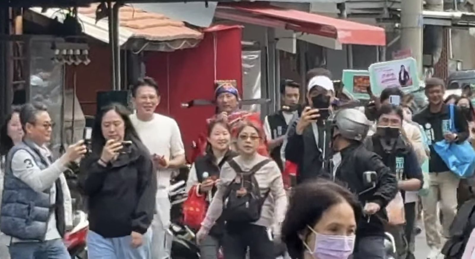 黃國昌今天至彰化縣向民眾拜年發紅包,再度遇到民眾嗆聲。(圖/擷取自黃國昌yt直播)