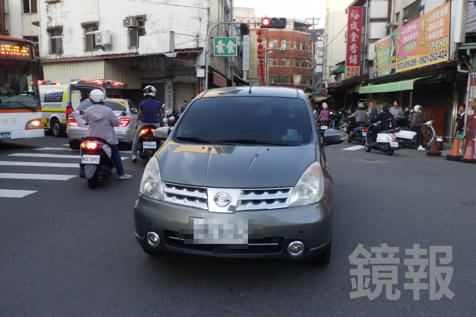 同向兩車在路口發生碰撞，造成腳踏車騎士蔡女送醫不治。民眾提供