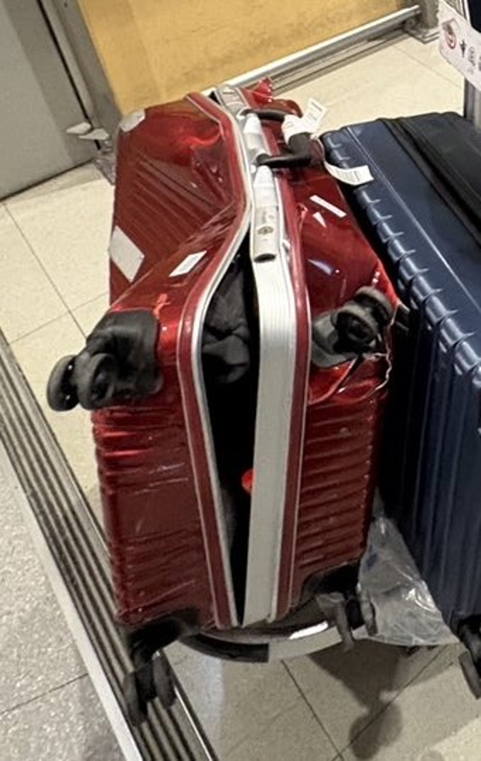 另一個角度看悽慘行李箱。圖／X@ InterMako