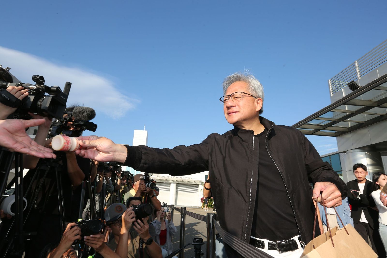 抵台第一件事先發養樂多!黃仁勳大展親民 揭為何提早來台