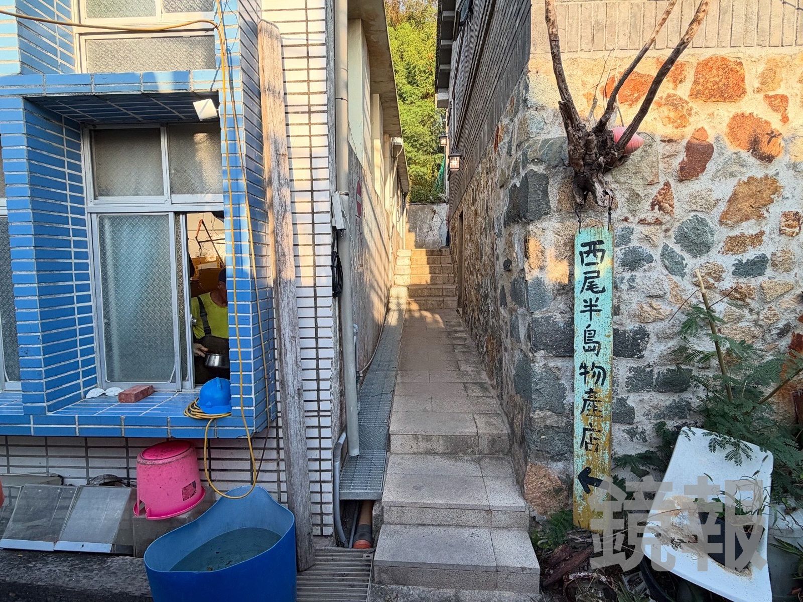 穿過窄巷就會看到「西尾半島物產店」。