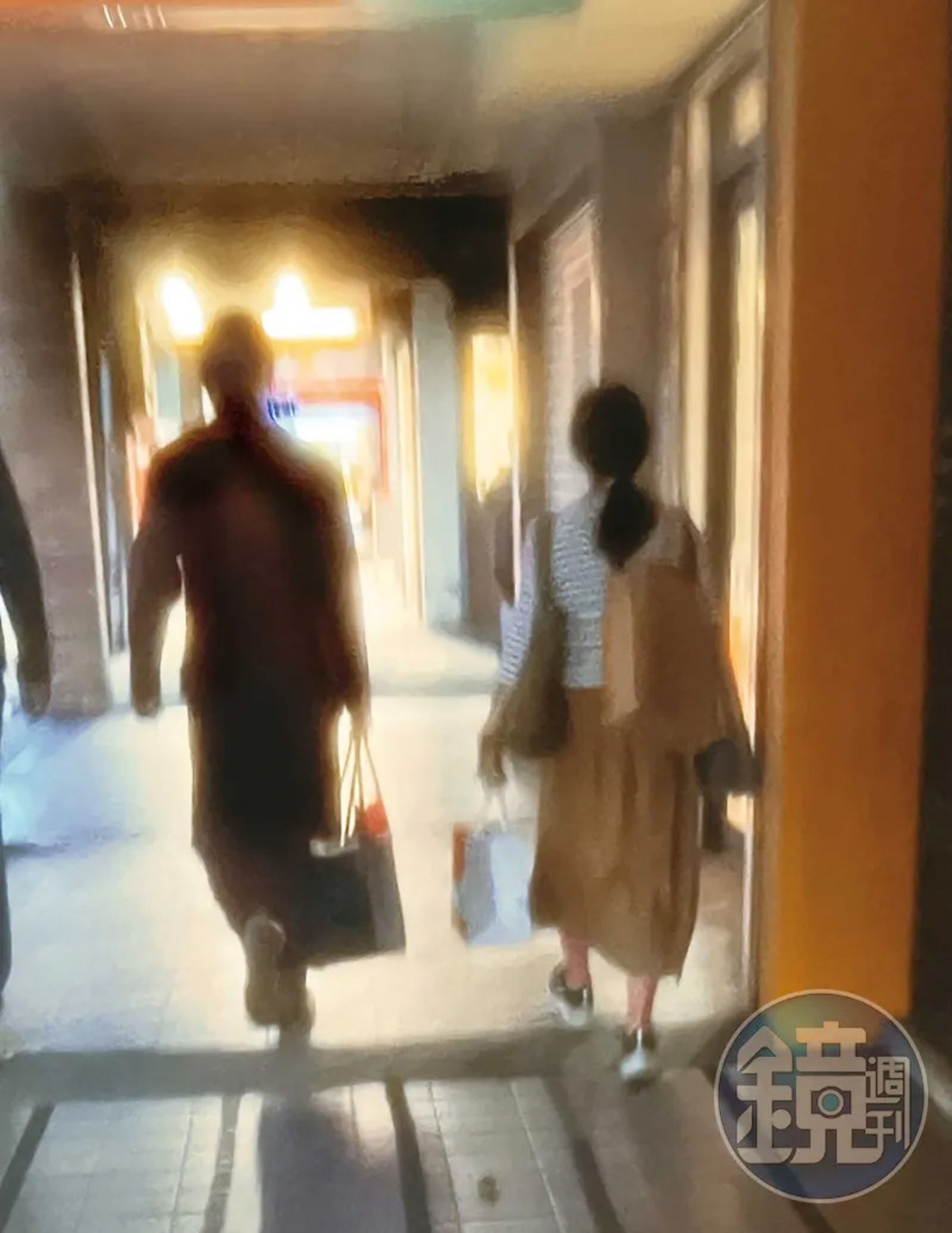 圖說：4/4 18：02，法會結束後，多傑仁卿（左）與一名女子（右）一同步行前往板橋高鐵站搭車。（鏡週刊攝影組）