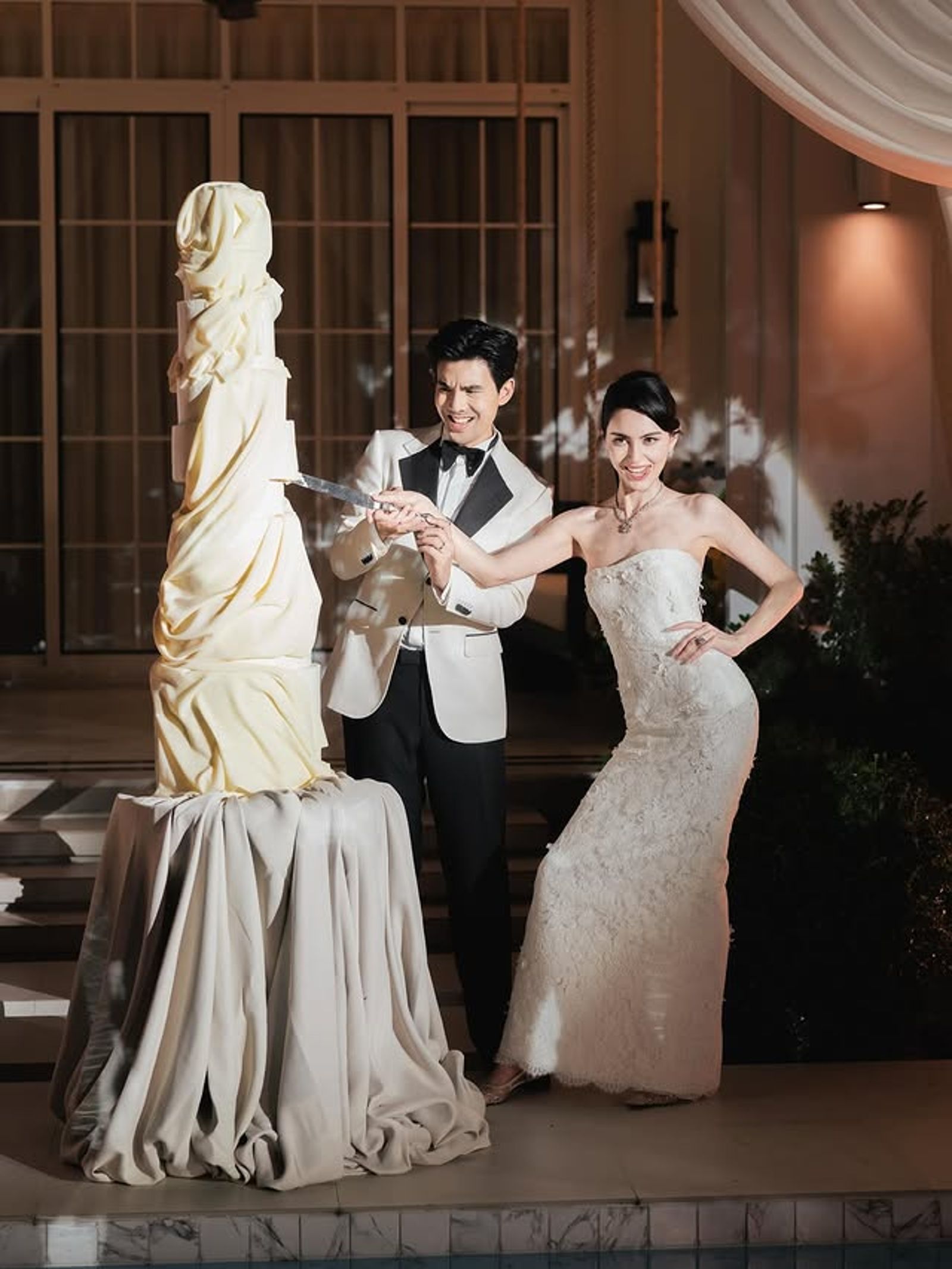 Mai（右）與Ter切婚禮蛋糕。翻攝IG@davikah