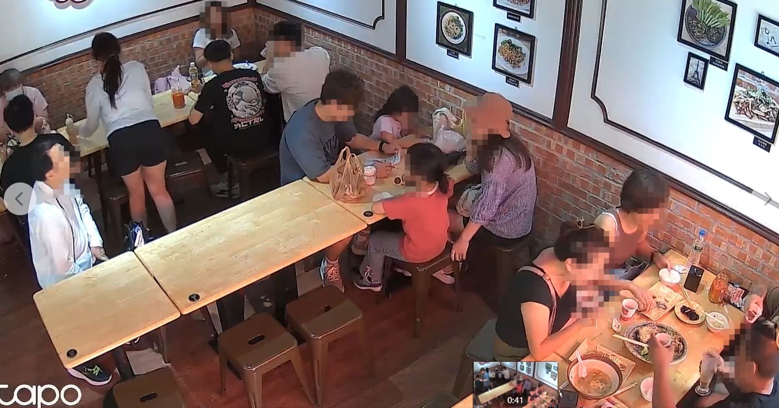 女客人裝了一桌的醬料後，轉往另一桌繼續裝。圖／翻攝自FB／忠貞大小事