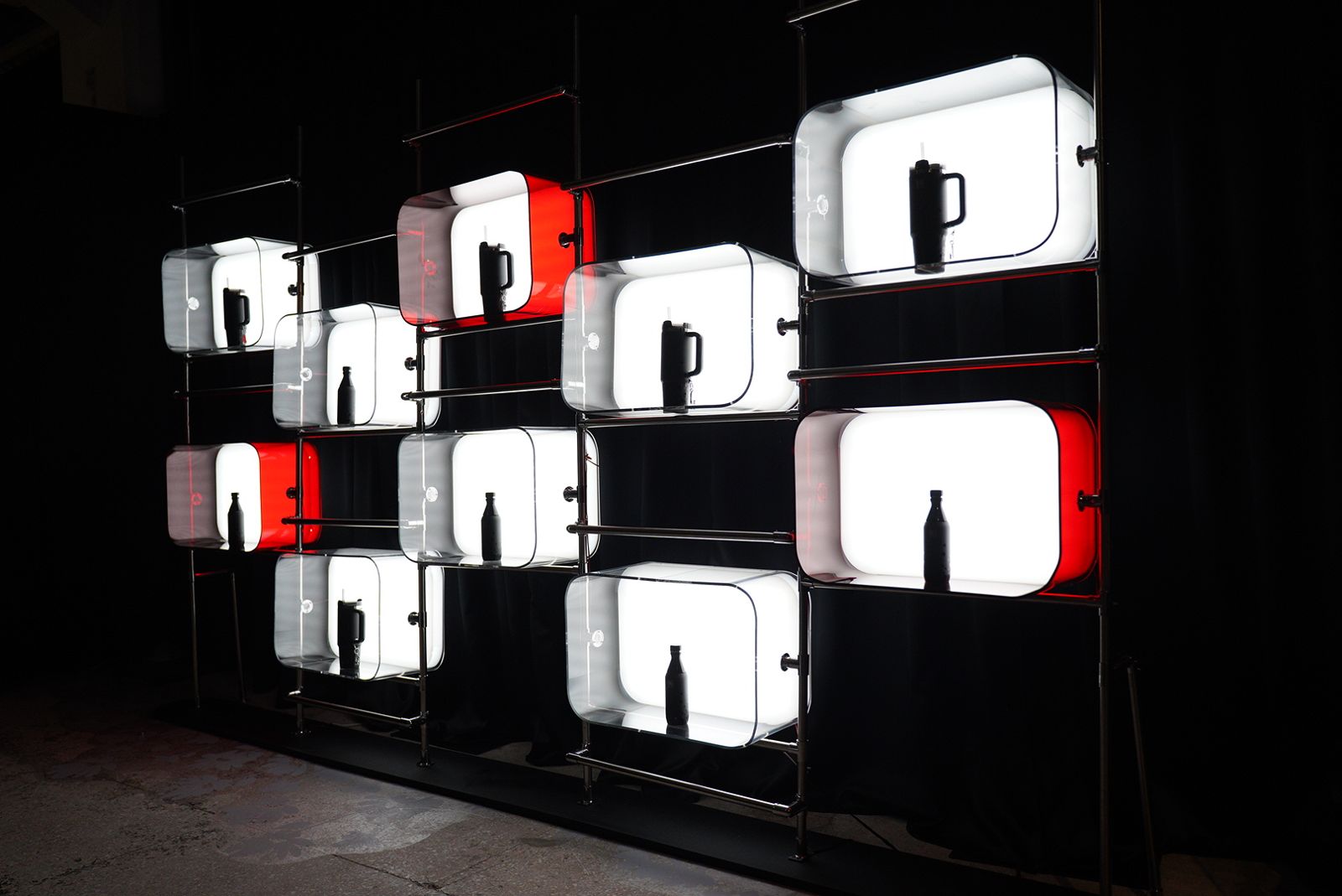 快閃店與聯名商品都以黑色、深紅色與金屬銀等強烈色彩為主要色調。永新瓦提供