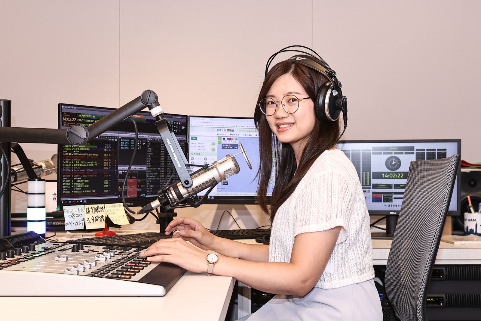 《童聲客語》主持人小魚以原創故事為發想,加入她獨特的說故事方式,將客語融入現代兒童的生活議題。客委會提供