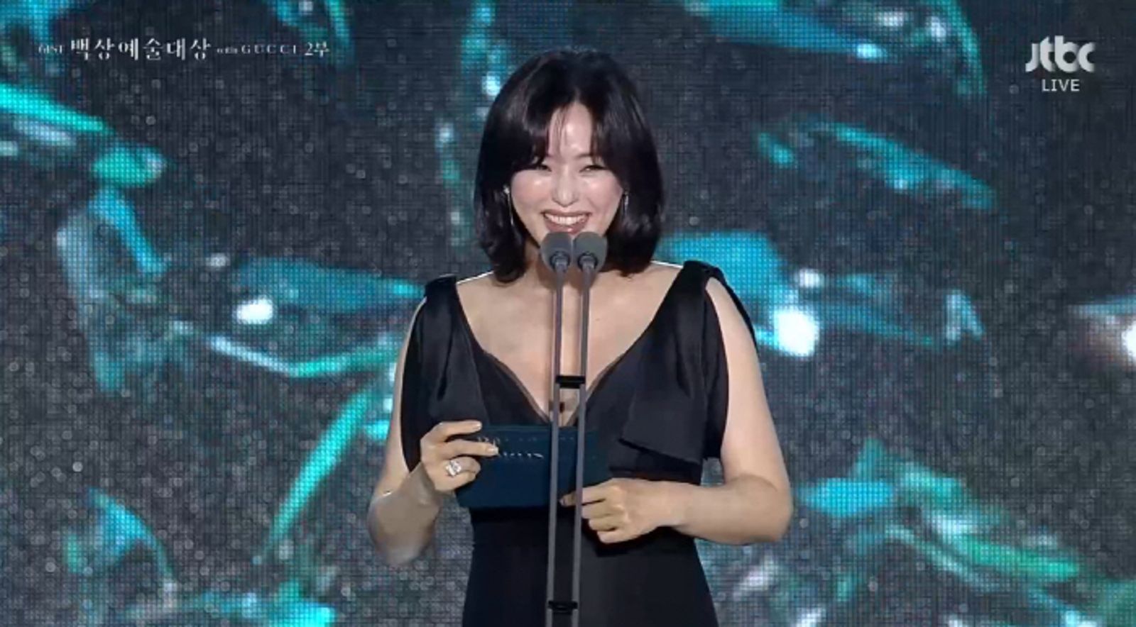 百想61/李荷妮懷「二寶」爆乳登百想 頒獎偷預告新戲