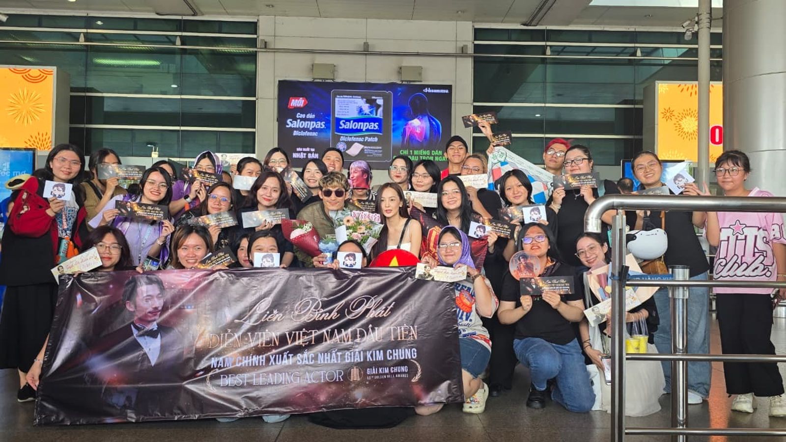 越南粉絲在機場熱情迎接「越南之光」連炳發回國。 FC Liên Bỉnh Phát 提供