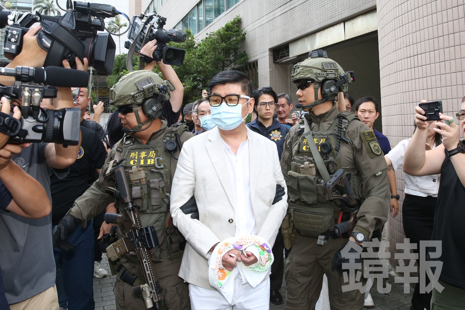 上銬畫面曝！天道盟「鐵霸」洗錢10億小聲喊冤：我沒有　前警察「麥可」升副盟主首現身