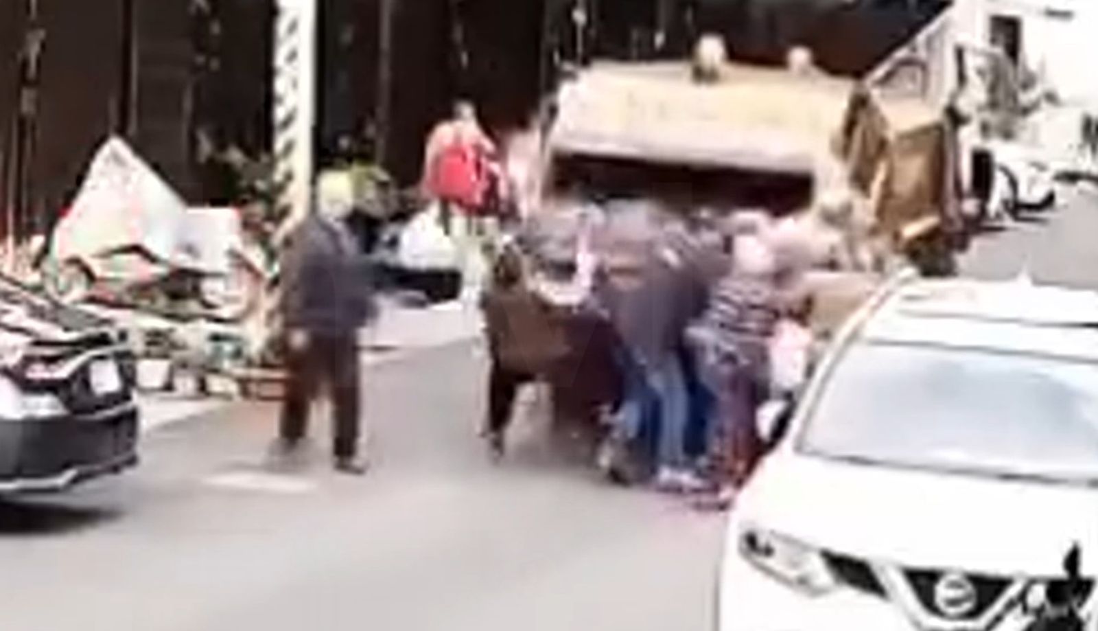 春節垃圾量爆增釀意外！竹東垃圾車後車斗突彈起「阿嬤被摔飛」腦震盪急送醫