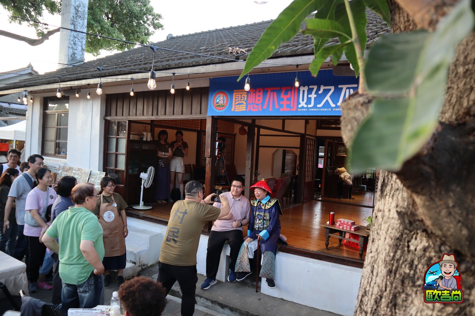 廖峻中風前穿上招牌的施公服裝與粉絲見面合影。翻攝「歐吉尚」臉書粉專