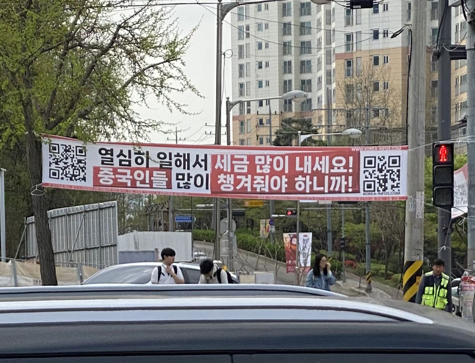 圖中標語為「努力工作多繳稅金吧!中國人太多了還要我們照顧呢!」圖/翻攝自X