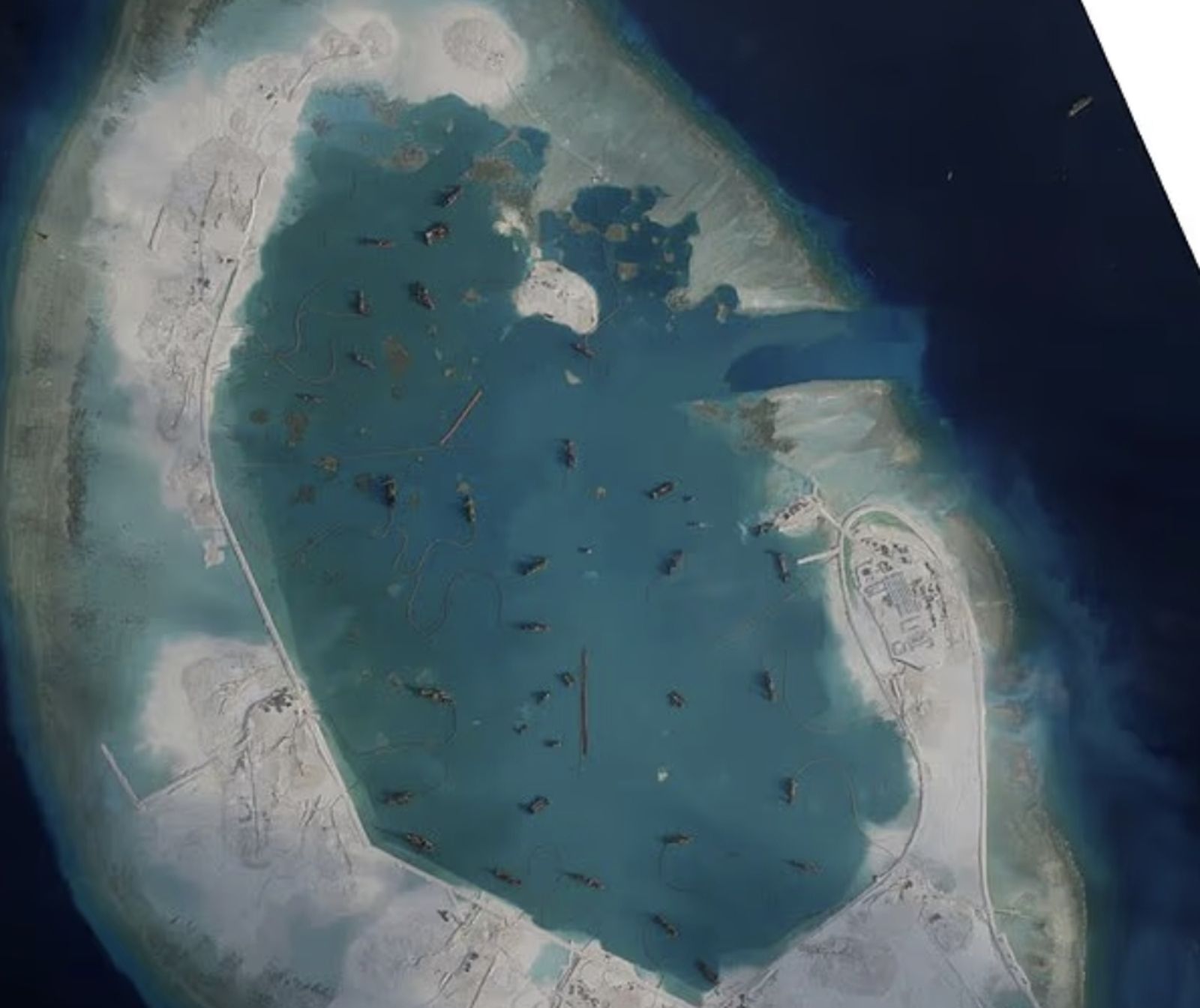 中國加速建設「南海沙長城」軍事基地　衛星圖首度曝光