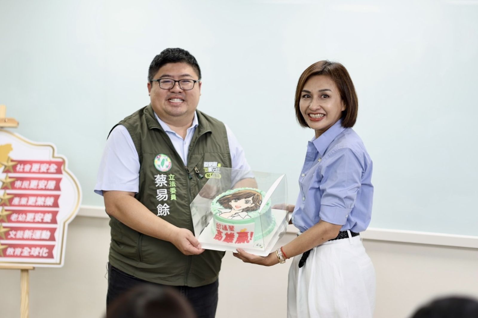 民進黨立委黃捷雖未出席邱議瑩高雄市長競辦開幕活動，但請人送上蛋糕表達祝賀，蛋糕上有Q版邱議瑩圖案。（圖／邱議瑩國會辦公室提供）