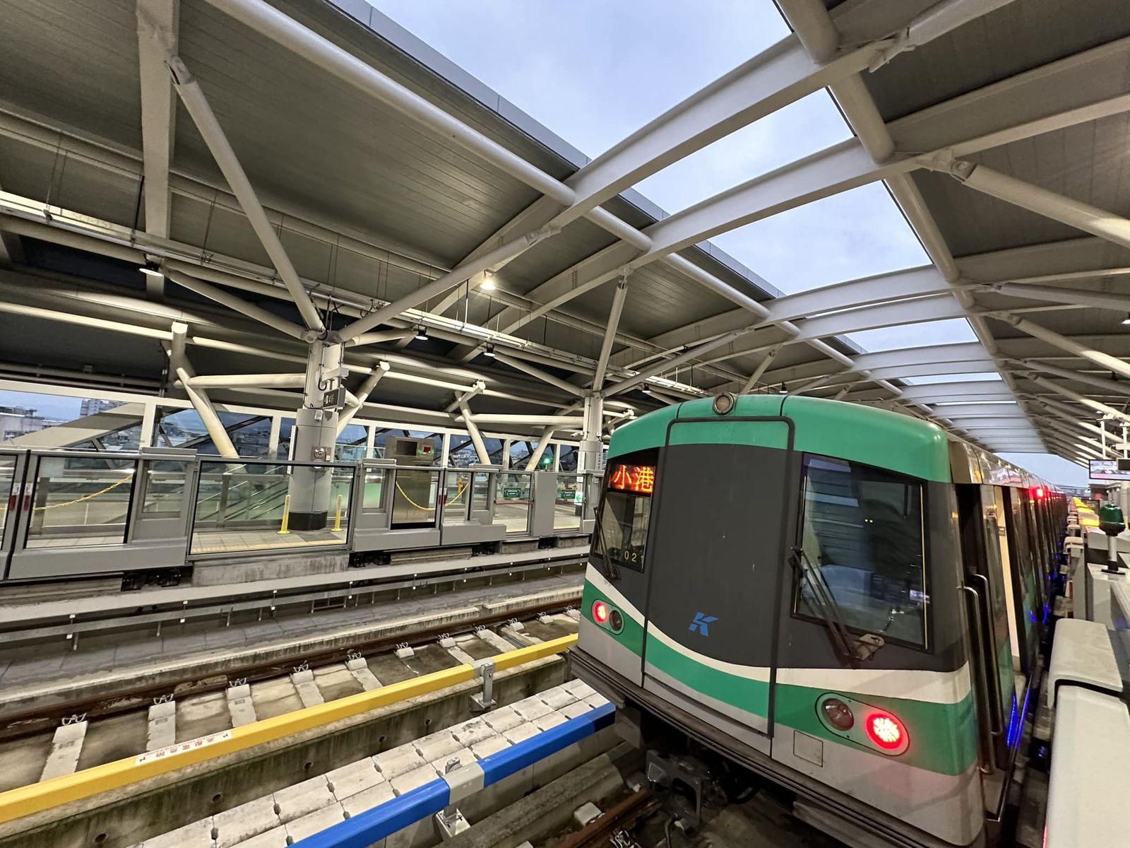 嫌聊天太吵！高雄71歲阿伯捷運掏「亮閃閃折疊刀」 乘客嚇壞報警