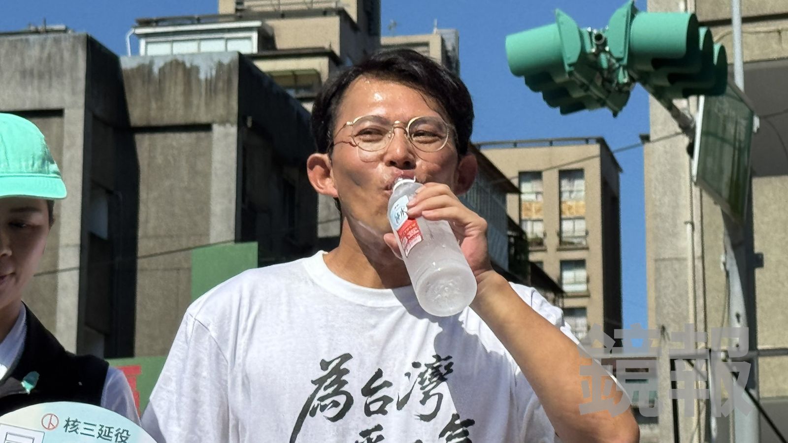 陳聖文送「核廢料水」踢鐵板　黃國昌嘆：綠派小丑侮辱台灣人智商