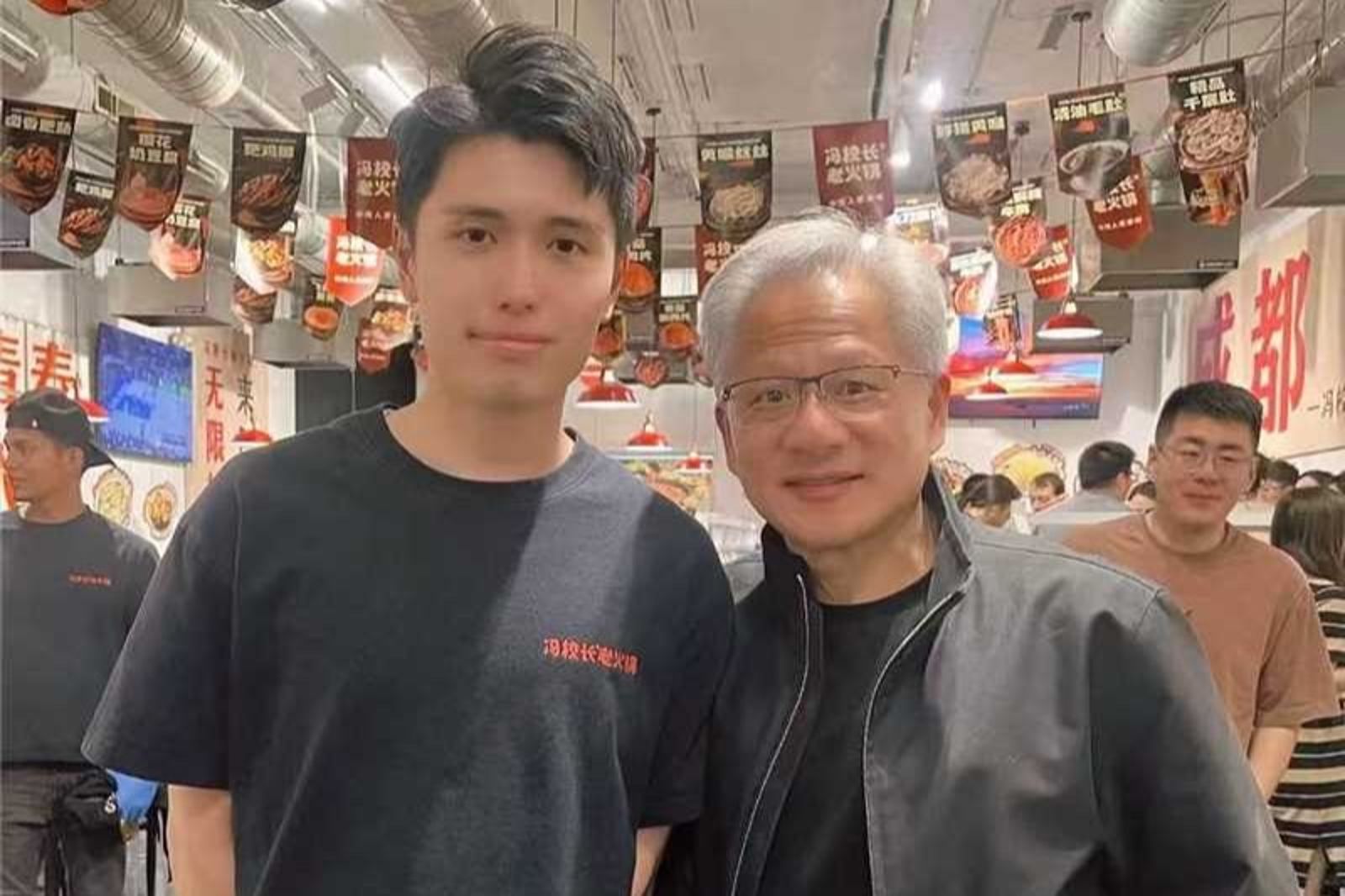 AI教父黃仁勳日前造訪「馮校長老火鍋」矽谷分店，親切與店員合照。（馮校長老火鍋供圖）