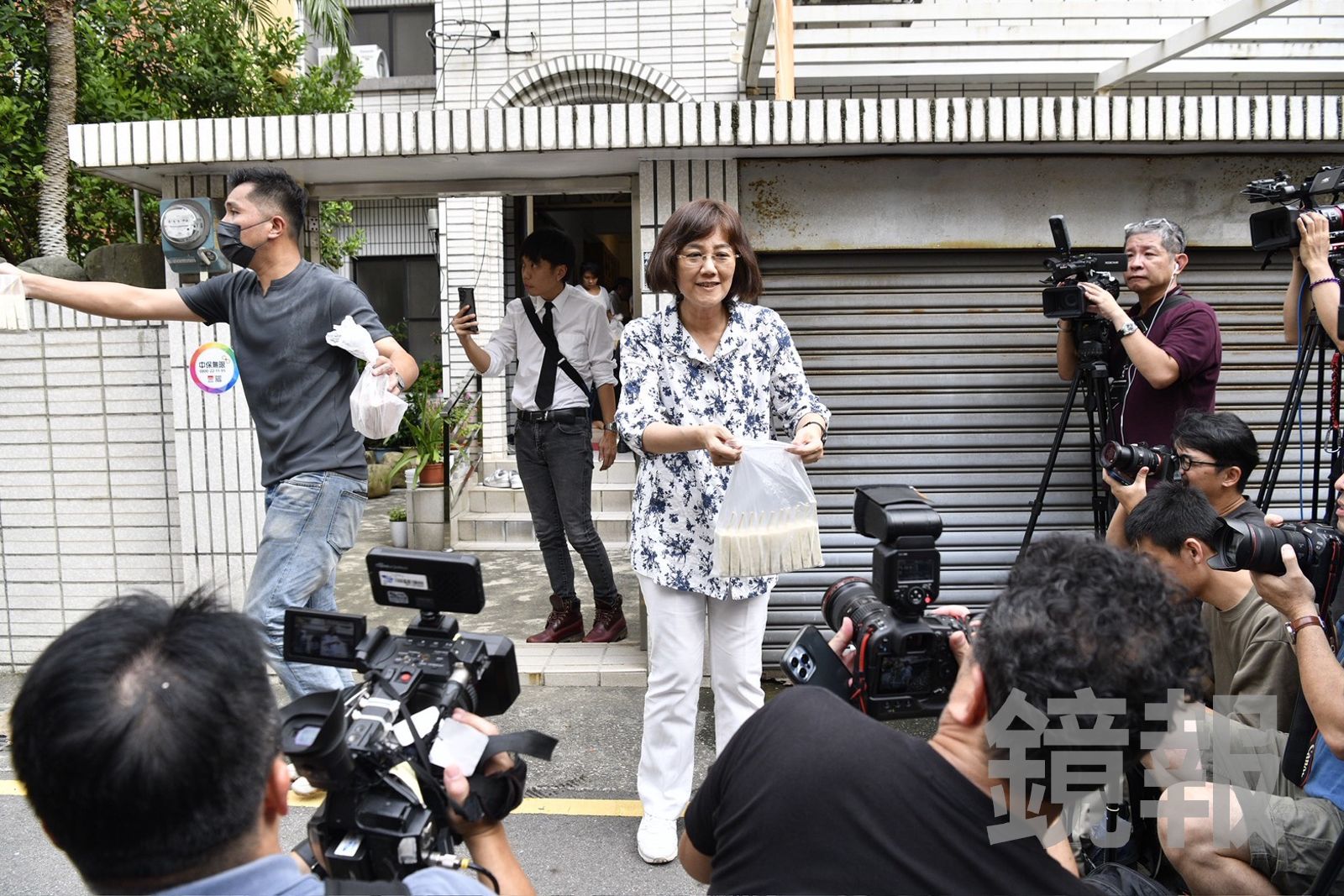 柯媽媽請女兒柯美蘭發送冰棒讓媒體記者消暑。