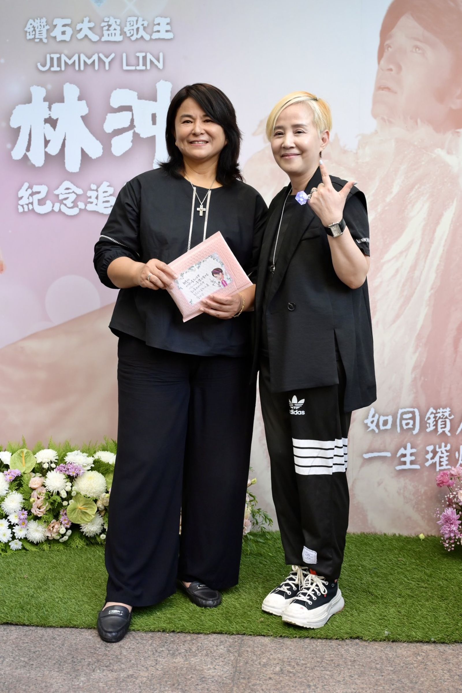 李明依（右）和裘海正（左）出席林沖追思會。生命優質協會提供