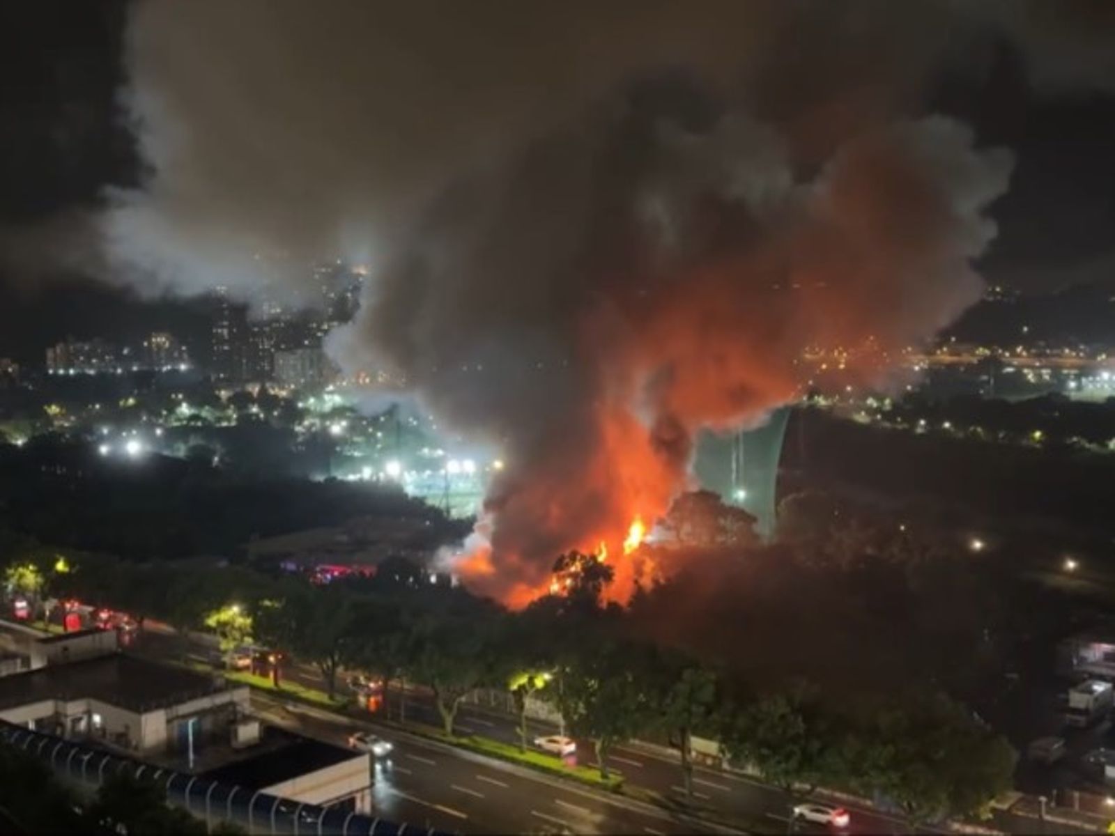 快訊／新店鐵皮工廠惡火狂燒！濃煙竄天遮蔽市景　消防灌救中：快關窗別出門