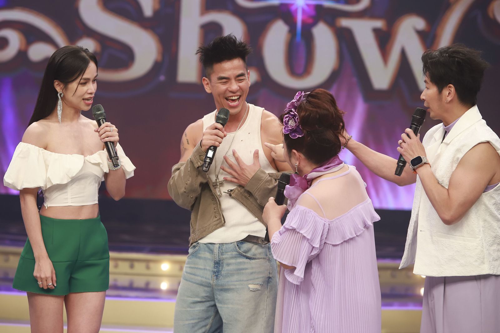 白冰冰(右2)忍不住戳柯有倫(右3)胸肌,嚇得林芯儀(左)說冰姐在戳哪裡?民視提供