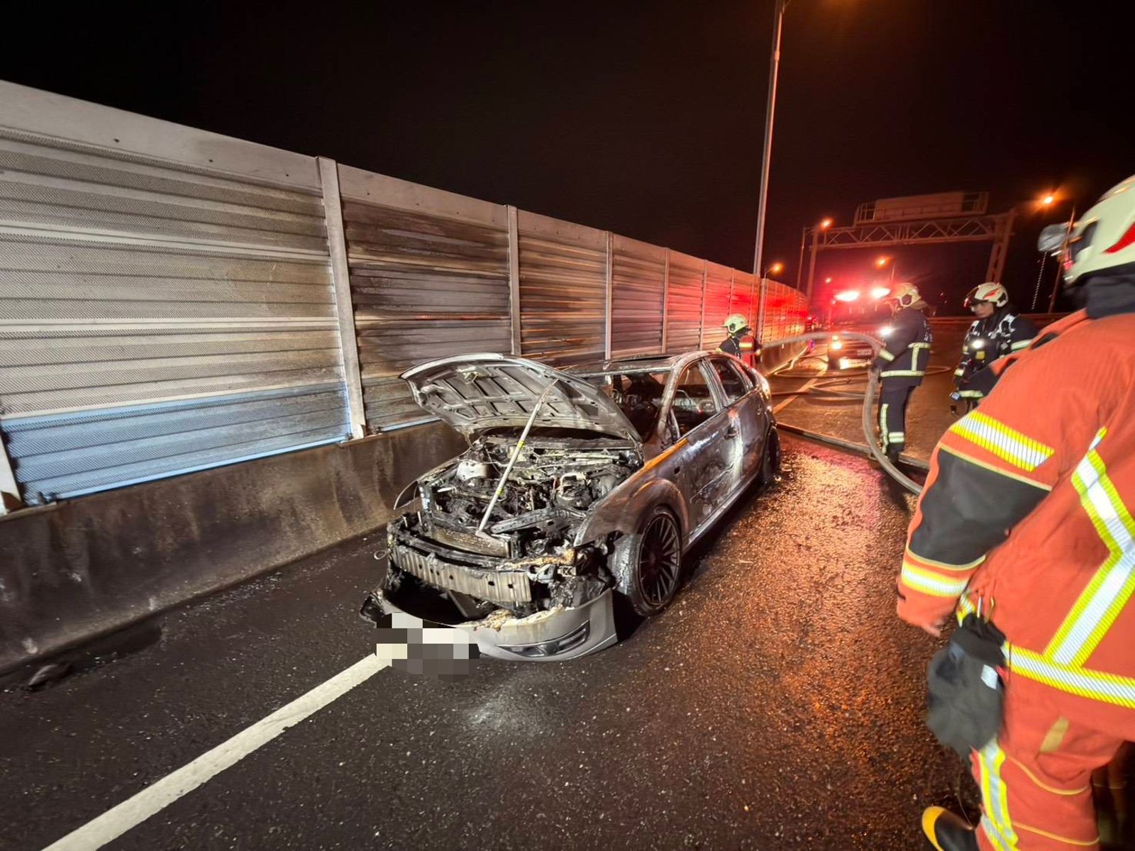 生死一瞬間！機械故障突起火駕駛破窗逃生　車子「白色變黑色」
