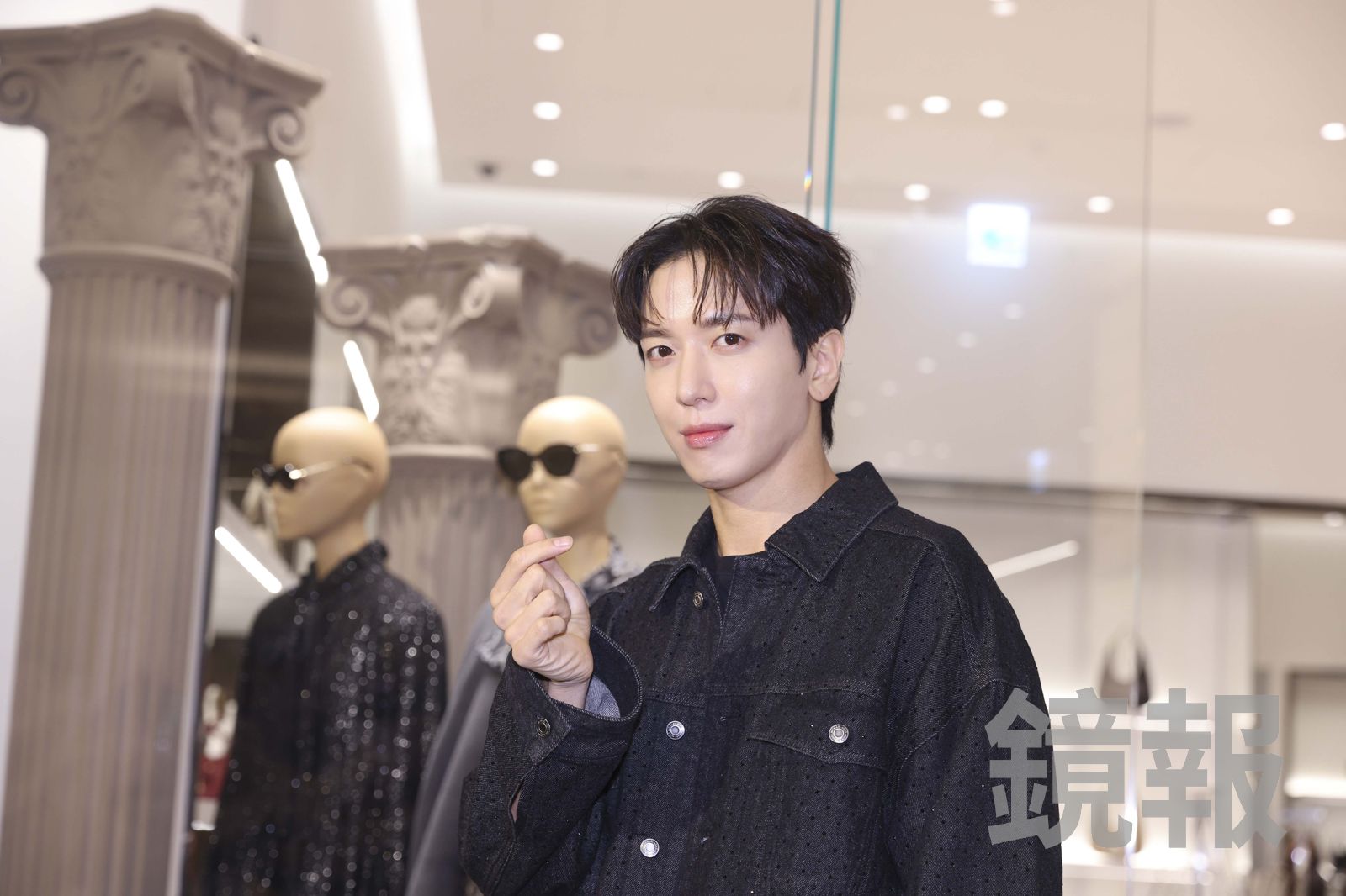 鄭容和比出手指愛心，也用中文說「我愛你們」。劉耀勻攝