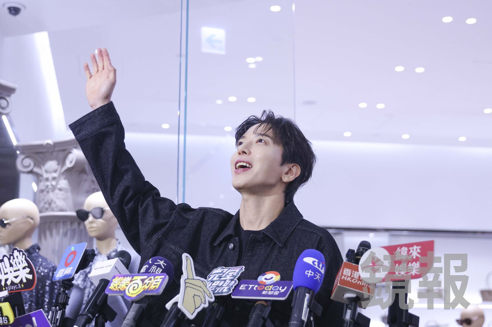 鄭容和一逮到訪問空檔，就開啟寵粉模式，不停與粉絲揮手。劉耀勻攝