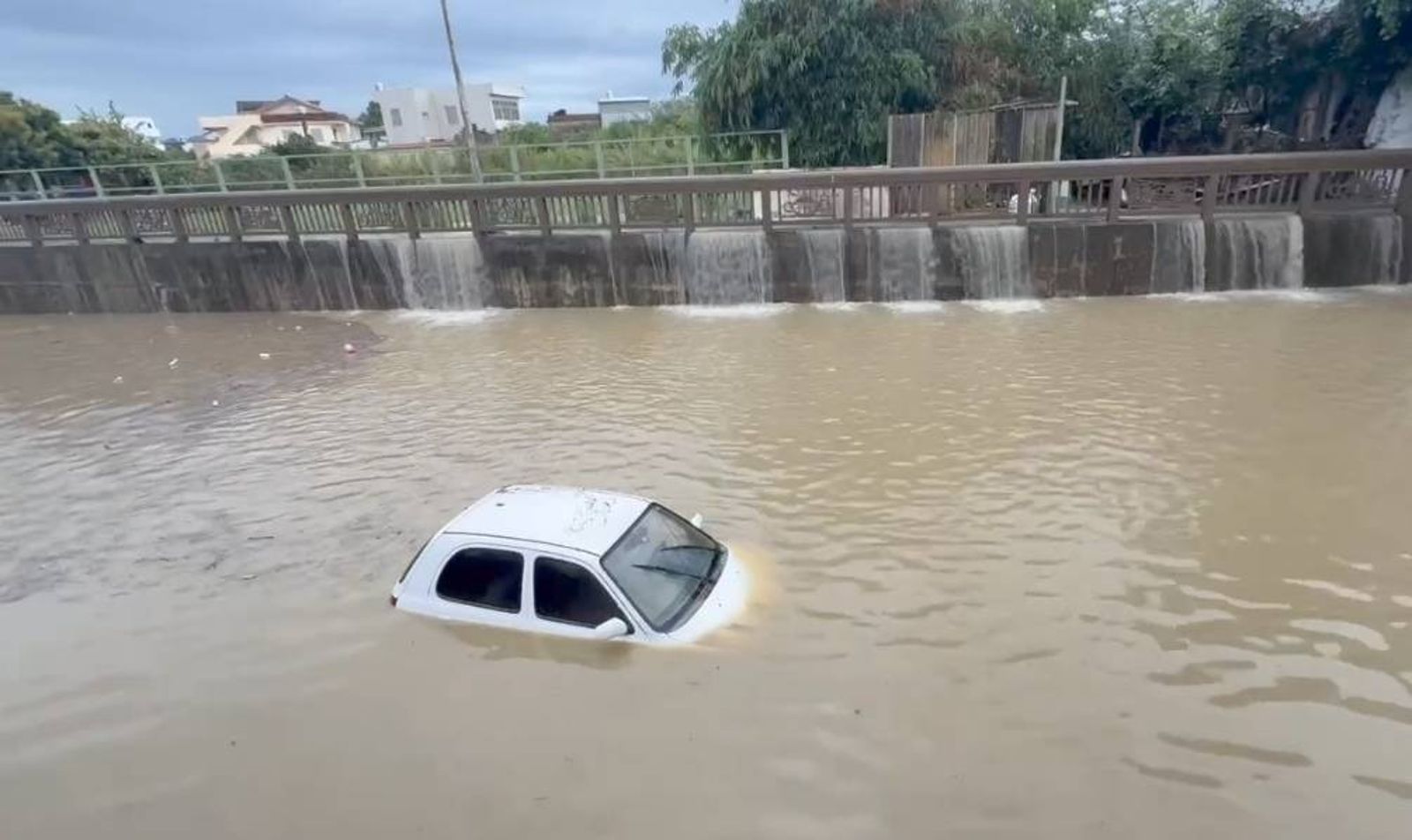 最強雨彈襲中部!苗栗多處一級淹水警戒 台鐵山線、內灣線因災受阻