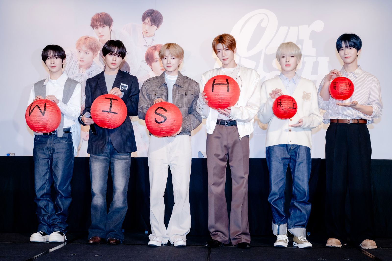 NCT WISH拿著燈籠分享新年願望。SHOWOFFICE提供