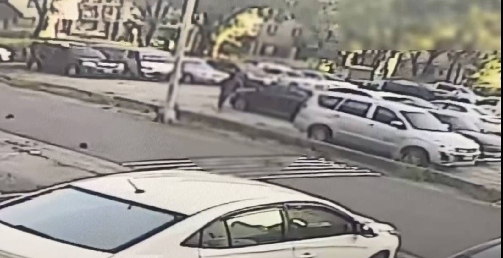 有片/槍手身影曝光!黑衣男開槍後急奔停車場 自駕白色BMW疾駛逃逸