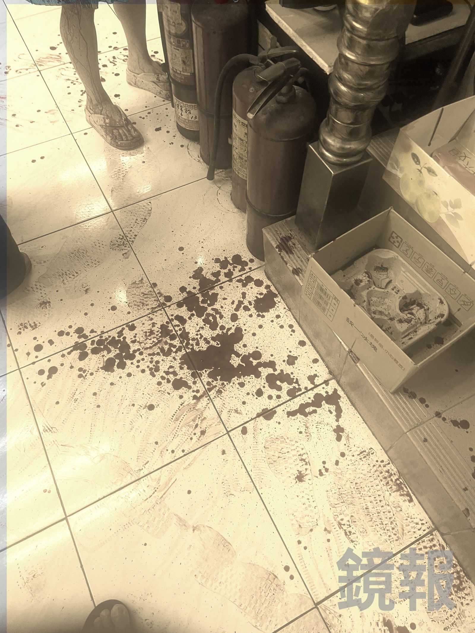 被害人被砍後逃回友人住處求救,友人家地板都是血。照片經變色處理。