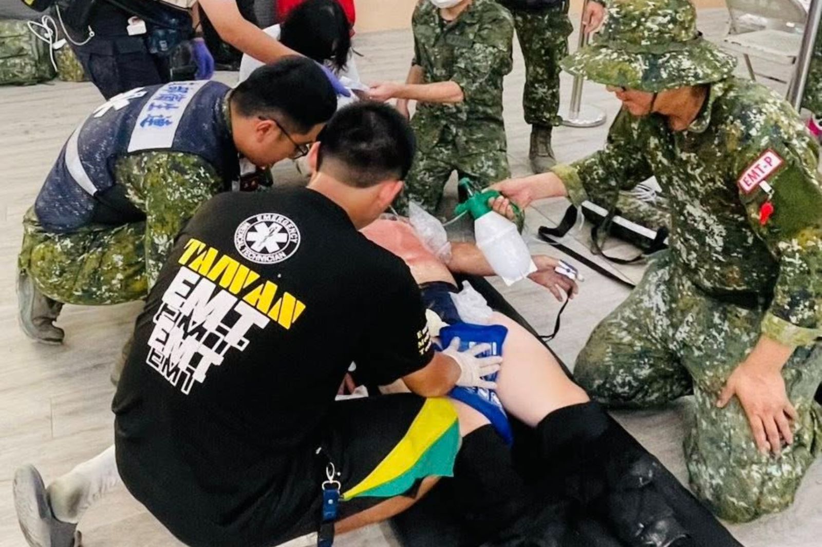 鏟土到一半昏倒!鏟子超人突熱衰竭「全身通紅」 軍醫褪衣急搶救