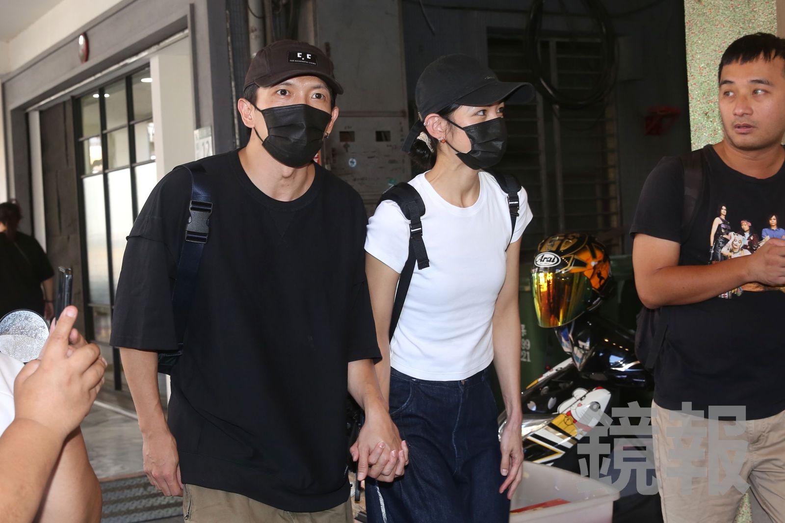 黃尚禾（左）、李千娜今也來到靈堂陪伴顏正國。李鍾泉攝