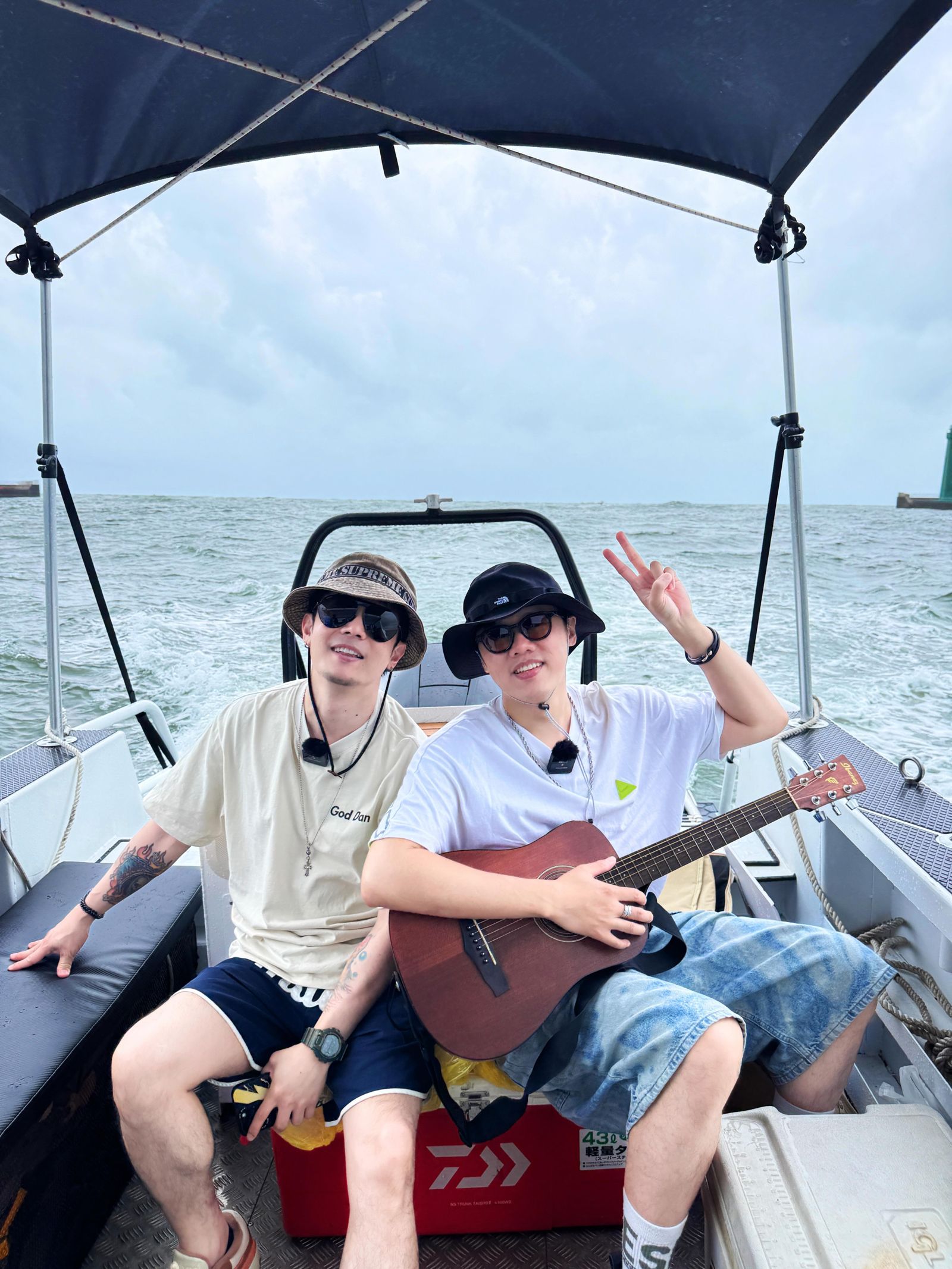 八三夭阿電（左）、劉逼變成暈船仔。不搖就滾提供