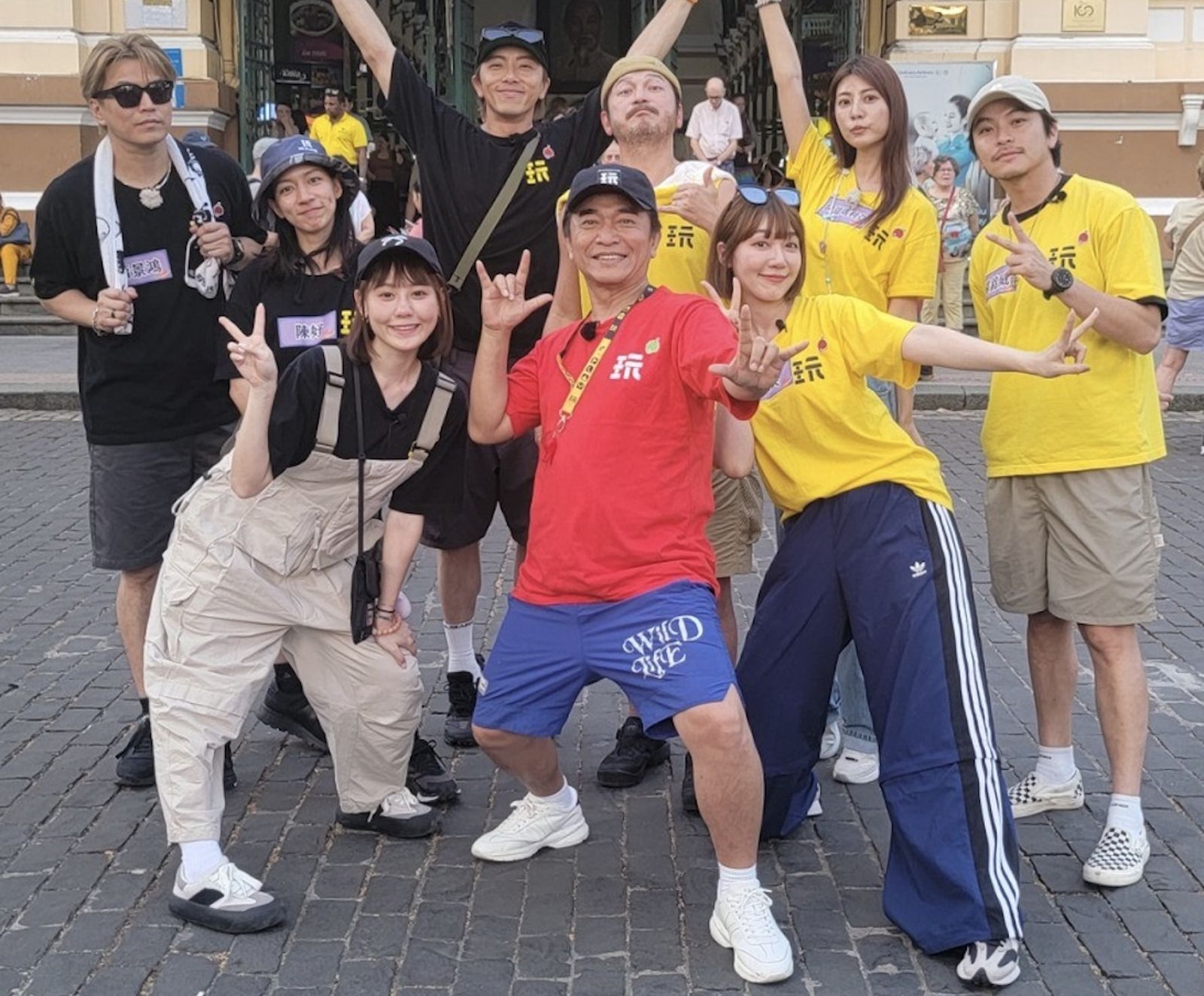 《綜藝玩很大》前進越南胡志明與美奈。左起阿弟、陳妤、畇二、坤達、吳宗憲、KID、泱泱、阿部瑪莉亞、楊銘威。綜藝玩很大提供