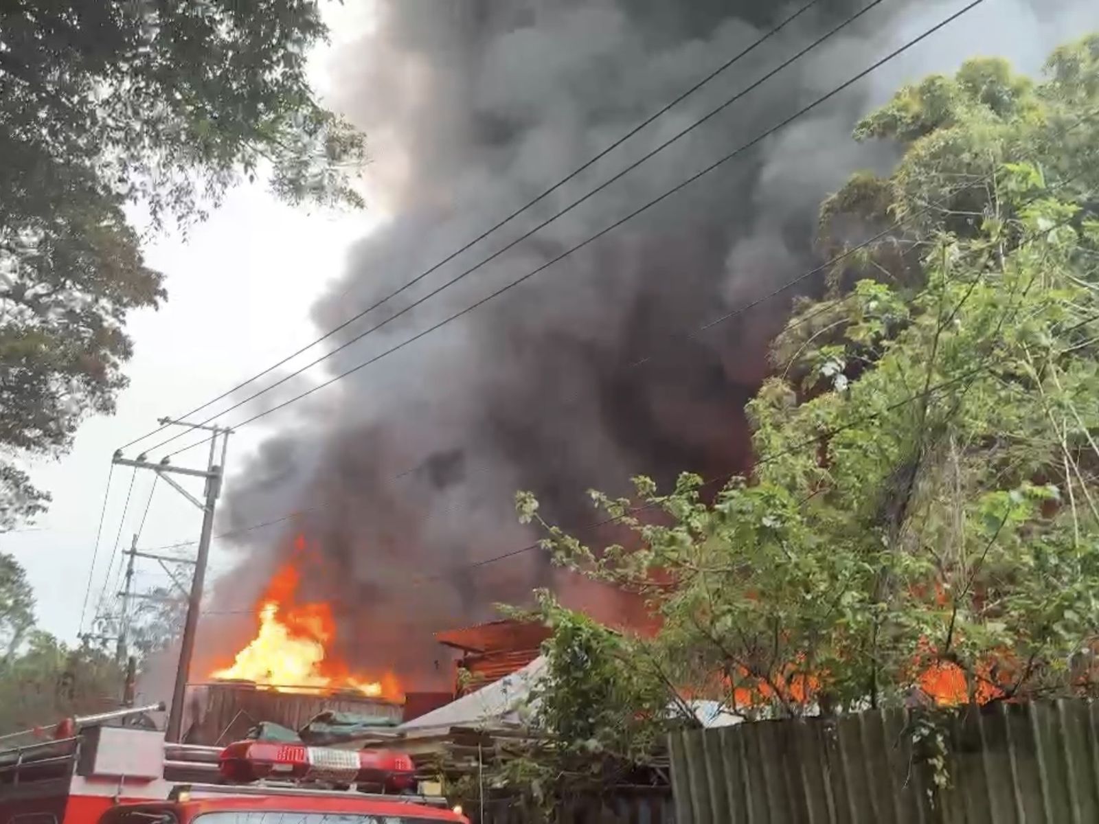 現場直擊／新莊鐵皮工廠火警濃煙沖天　廢棄車輛堆置場燃燒200平方公尺