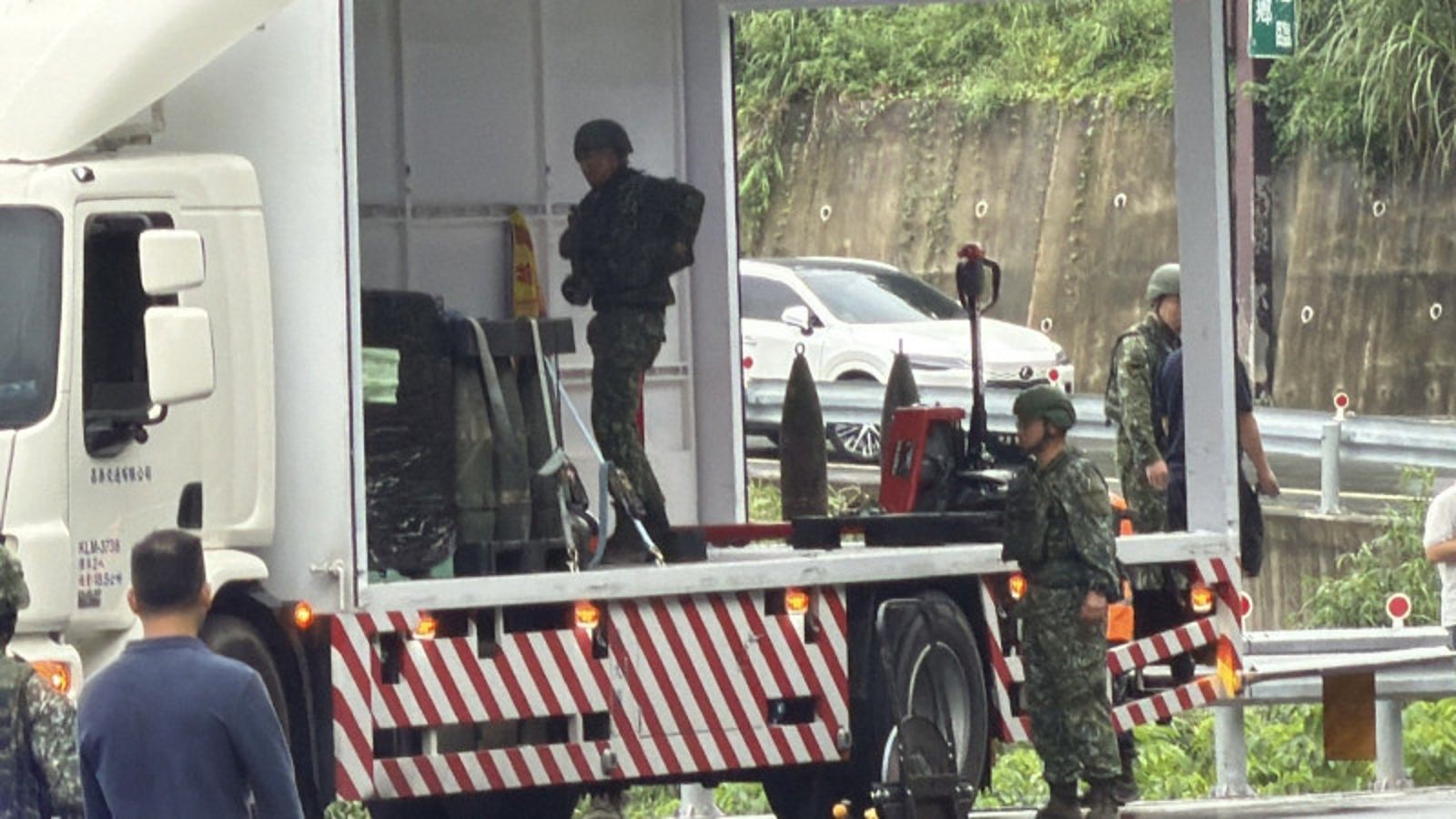 載運8吋榴砲彈的民用大貨車疑因重心不穩導致彈藥「掙脫」繫固繩。讀者提供
