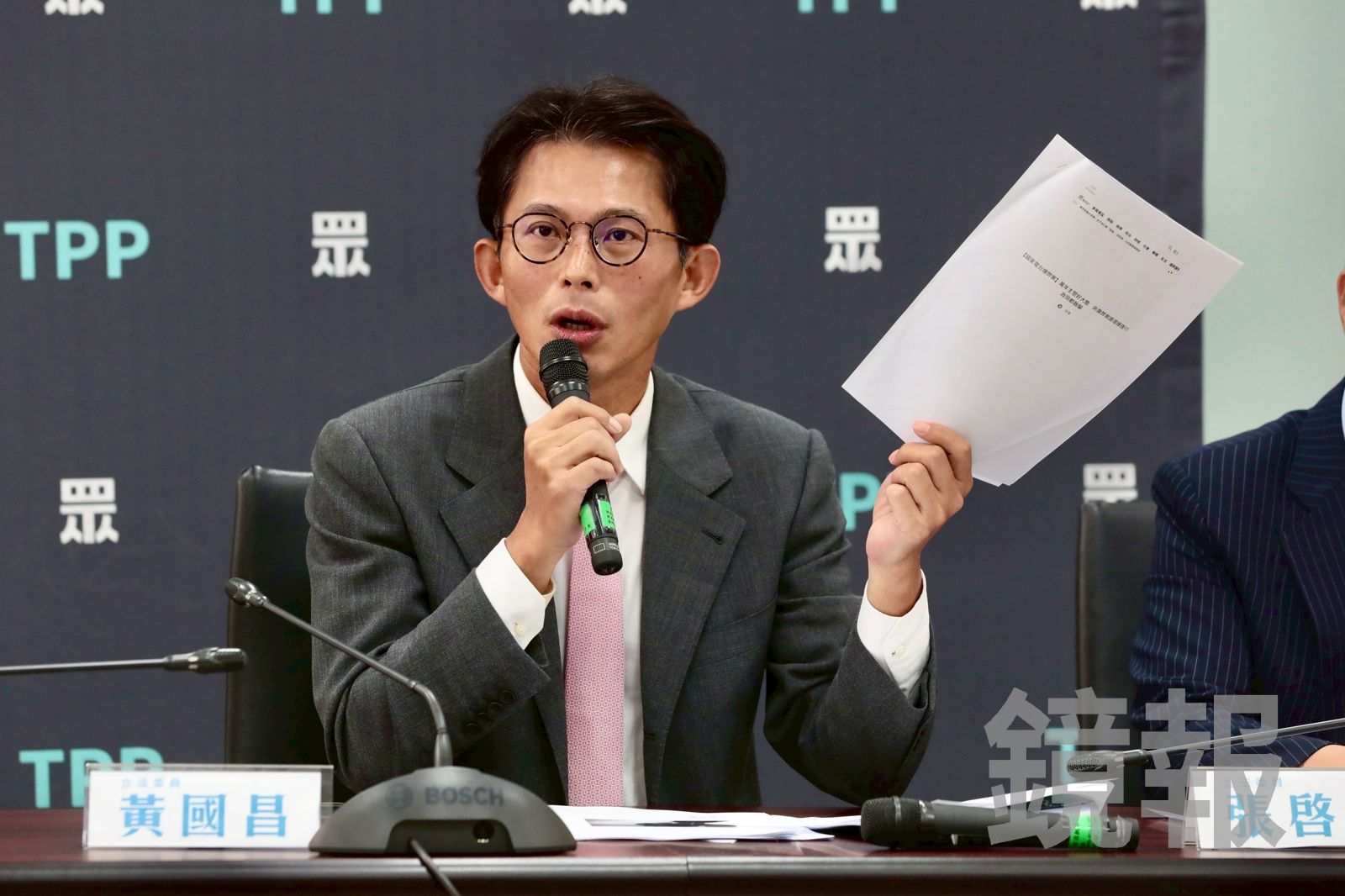 鏡週刊揭露向央廣員工索資「還要揭弊費」 黃國昌辦公室發聲明否認並揚言提告