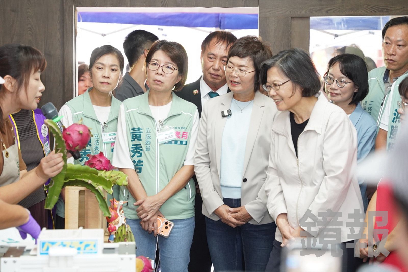 前總統蔡英文在縣長候選人陳素月、立委黃秀芳的陪同下,15日下午到訪彰化二林樂林食物銀行。圖/陳素月競選總部提供
