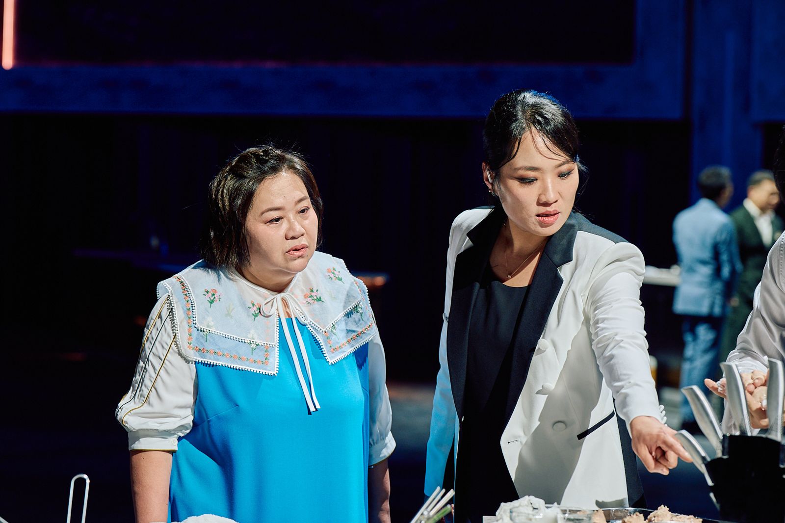 鍾欣凌（左）、鄭智善（右）。本集特別邀請「港點女王」鄭智善擔任評審。華視提供